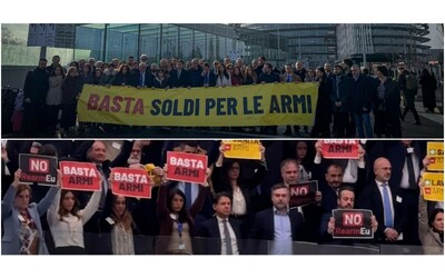 Il M5s al Parlamento Ue con cartelli contro il piano di riarmo. Conte: “Ursula von der Leyen ci sta portando verso un’escalation militare”