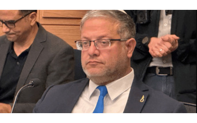 Il ministro israeliano Ben Gvir indossa una spilla a forma di cappio durante la discussione sulla pena di morte