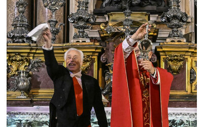 Il miracolo avvenuto il sangue di San Gennaro si sciolto le immagini della liquefazione