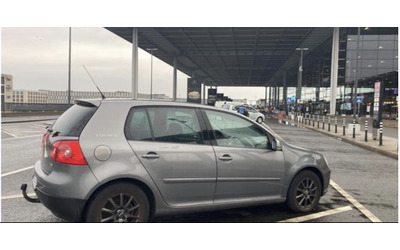 Il mistero dell’auto parcheggiata in aeroporto da un anno: il biglietto ha superato i 200mila euro, ma il proprietario è un “fantasma”