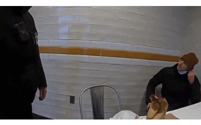 Il momento dell arresto di Luigi Mangione in un Mc Donald s in Pennsylvania il video diffuso dalla polizia