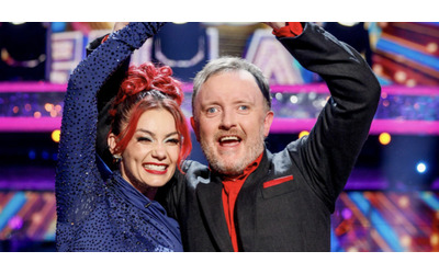 Il non vedente Chris McCausland vince Ballando con le stelle inglese: “La mia vittoria è per tutti quelli che hanno pensato o gli hanno detto ‘non puoi far nulla’”