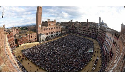“Il Palio di Siena? Non è violenza da stadio, è un’altra cosa. Dopo la gara si va sulle tombe al cimitero, i vivi festeggiano con i morti”: Maurizio Bianchini svela i segreti della competizione