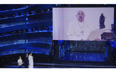 Il Papa che non guardava la tv (per voto) ma che ha “bucato” lo schermo: da Sanremo a Fazio, Francesco è stato il primo Pontefice ad andare in televisione