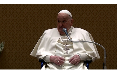 Il Papa incontra i vertici del Gemelli, la battuta con la voce affaticata: “Quando comandano le donne le cose vanno”