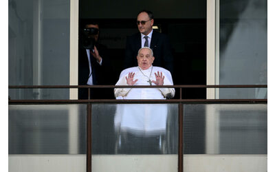Il Papa si affaccia dal Gemelli: “Ringrazio tutti” e alza il pollice. Poi lascia l’ospedale salutando la folla
