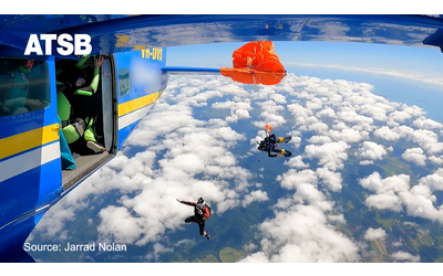 Il paracadute di riserva resta impigliato alla coda dell aereo paura per un paracadutista salvo per un soffio Video