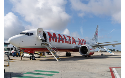 Il parasole si stacca all improvviso cade sui controlli e spegne un motore mentre l aereo in volo a 10 mila metri d altezza panico sul volo diretto a Bergamo