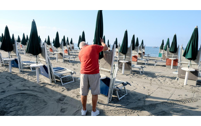 Il pianto dei balneari: “Spiagge vuote, difendeteci da Bruxelles”. Alessandro Gassman e i consumatori: “Abbassate i prezzi”