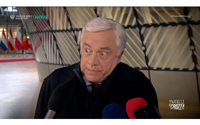 Il Ponte sullo Stretto ci serve per difenderci dai cinesi per salvarci dall odore di fritto Crozza Tajani e la visione della sicurezza molto ampia