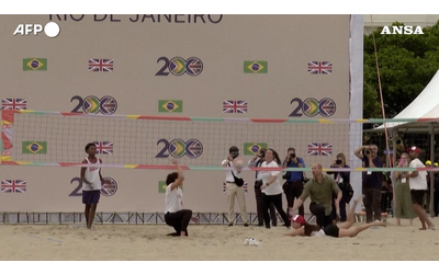Il principe William scatenato sulla sabbia: gioca a beach volley a Copacabana poi si improvvisa bagnino – Video