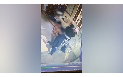 Il professore Orsini derubato in un bar in centro a Roma il furto ripreso dalle telecamere