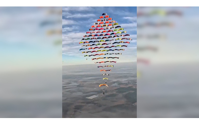 Il record di 104 paracadutisti realizzano in cielo la pi grande formazione aerea mai fatta Il video dell incredibile esibizione
