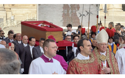 Il rito della traslazione della bara di Papa Francesco: l’applauso dei fedeli e l’arrivo a San Pietro