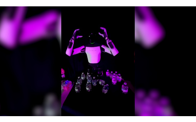 Il robot di Musk si porta le mani alla testa poi cade all indietro lo strano incidente e cosa c dietro Video