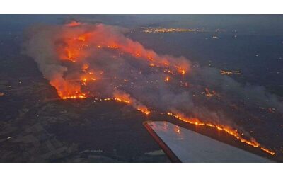 Il Sud della Francia assediato dagli incendi. 16mila ettari in fumo, case distrutte e migliaia di persone in fuga