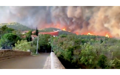 Il sud della Francia devastato dagli incendi, i vigili del fuoco al lavoro per spegnere le fiamme: le immagini