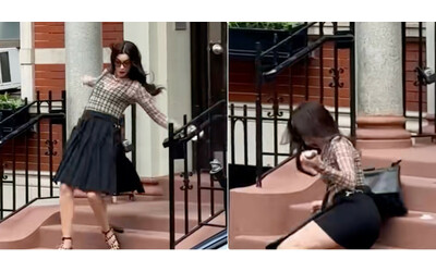 Il tacco si rompe e Anne Hathaway cade sul set de “Il diavolo veste Prada 2”: il video dell’incidente è virale