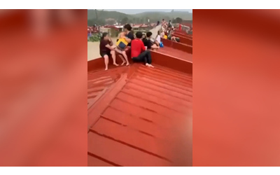 Il tifone Kalmaegi sommerge le Filippine: sfollati costretti a rifugiarsi sui tetti