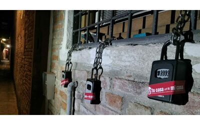 “Il tuo bed and breakfast, il nostro sfratto”: l’azione di protesta nella notte in cinque città, contro le key box per gli affitti brevi ai turisti