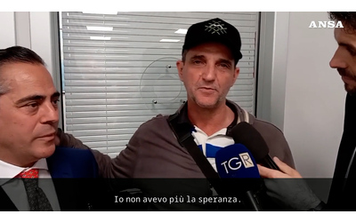Il velista D’Attanasio in Italia in lacrime dopo 5 anni di carcere in Papua Nuova Guinea: “Non avevo più speranza”