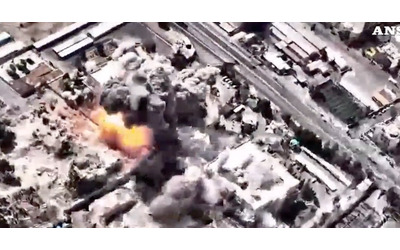 Il video del bombardamento che ha distrutto il quartier generale di Khamenei a Teheran