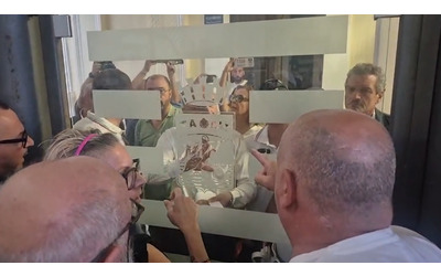 Il video del sindaco di Taranto contestato in Comune, lui cerca il confronto con cittadini e attivisti. Poi i cori