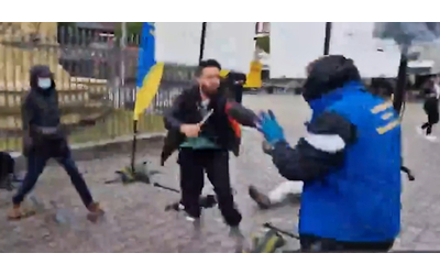 Il video dell’aggressione a Mannheim (Germania): così un uomo col coltello colpisce le persone a uno stand di estrema destra
