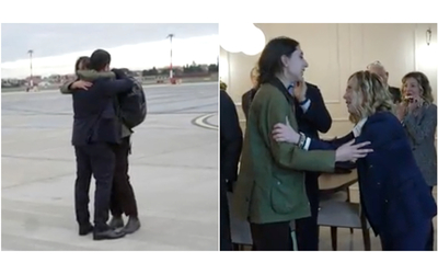Il video dell’arrivo di Cecilia Sala in aeroporto: la giornalista abbraccia il compagno e i genitori, poi il saluto a Meloni