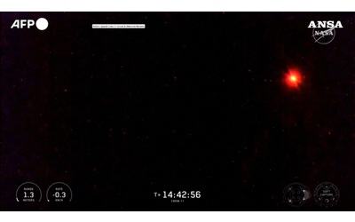 Il video della capsula Crew Dragon di SpaceX che attracca alla Stazione Spaziale Internazionale