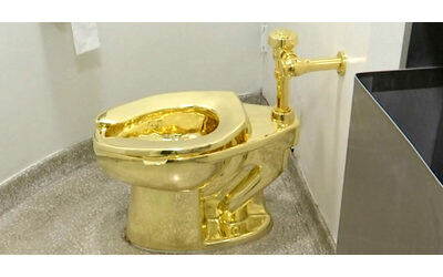 Il water d’oro di Cattelan all’asta per 10 milioni di dollari: “Se mangi un pasto da 200 dollari o un hot dog da 2, il risultato quando vai in bagno è lo stesso”