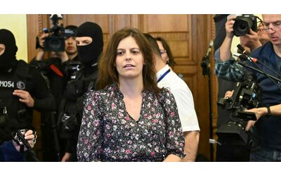 Ilaria Salis è uscita dal carcere: è ai domiciliari a Budapest. Il padre: “Speriamo di vederla finalmente in Italia”
