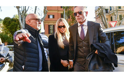 Ilary Blasi furiosa con Francesco Totti crolla il soffitto nella villa viene richiesta la ristrutturazione a carico dell ex marito Il caso finisce in tribunale