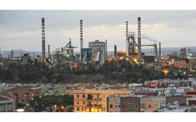 Ilva, i sindacati si autoconvocano a Palazzo Chigi dopo il rinvio: “Servono risposte”