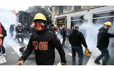 Ilva tensione al corteo di Genova la polizia spara lacrimogeni sugli operai Occupata la stazione di Brignole