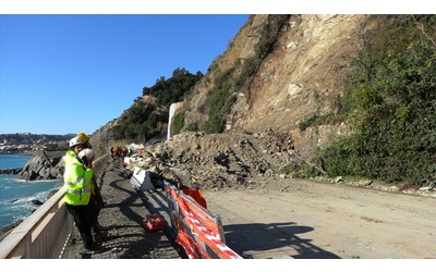 Imponente frana travolge l Aurelia ad Arenzano strada chiusa nessun ferito Video