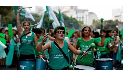 “In Argentina Milei vuole tornare indietro su tutte le conquiste delle donne”. Da quando è al potere è cresciuta la povertà femminile