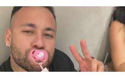 In Brasile prende piede la nuova tendenza: il ritorno del ciuccio tra gli adulti. E Neymar è uno degli apripista