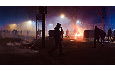 In migliaia per Askatasuna a Torino dopo il corteo scattano gli scontri lancio di bombe carta e cassonetti in fiamme sei feriti