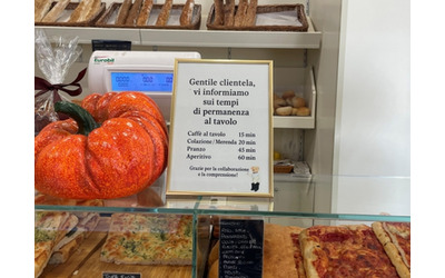 In questo bar non puoi sederti pi di 15 minuti per un caff 20 per la colazione 45 per il pranzo la scelta di un locale torinese fa discutere Giusto per un locale piccolo Ma se si pi di uno