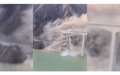 In un video il crollo impressionante di un ponte nella provincia di Sichuan era stato inaugurato a inizio anno