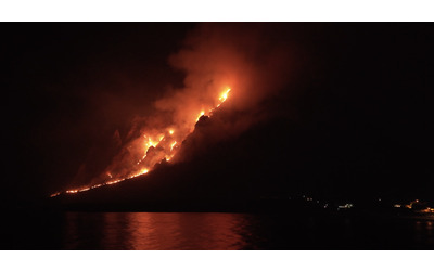 Incendi a Trapani, il Monte Cofano avvolto dalle fiamme: il video del drone