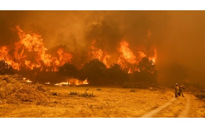 Incendi in Spagna: 115mila ettari bruciati, 3 morti e migliaia di sfollati. Sanchez: “Serve un patto non ideologico contro la crisi climatica”