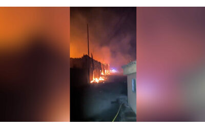 Incendi in Spagna, il centro di Palacios de Jamuz completamente divorato dalle fiamme