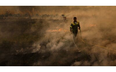 Incendi in Spagna “senza precedenti”. Morto pompiere in Castiglia e Leon, le autorità: “Interrompere cammino di Santiago”