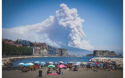 Incendio a bordo di un traghetto proveniente da Palermo nel Golfo di Napoli. Nave alla deriva