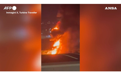 Incendio a Heathrow: le fiamme avvolgono una stazione elettrica. Chiuso l’aeroporto di Londra – Video