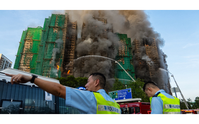 Incendio a Hong Kong, i morti salgono a 55. Tre arresti per omicidio colposo