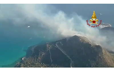 Incendio a Villasimius, paura a Punta Molentis: le immagini della colonna di fumo vista dall’alto