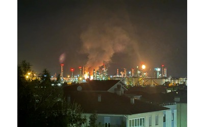 Incendio alla raffineria Api di Falconara nella notte: il boato improvviso poi le fiamme – Le immagini
